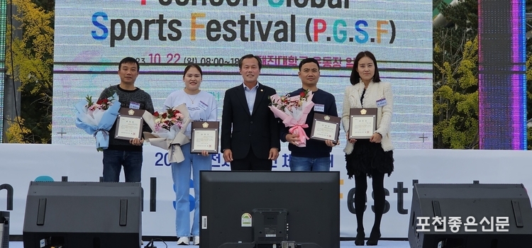 포천시의회 의장 표창 수상자들이 서과석 의장과 함께 기념촬영하고 있다 .(사진=문석완 기자)