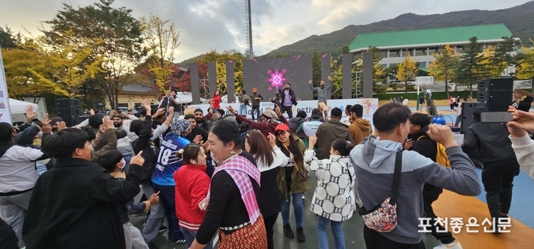 인도 댄스팀의 음악에 모든 관중이 함께 앞으로 나가 흥겨움을 함께 즐기고 있다. (사진=문석완 기자)