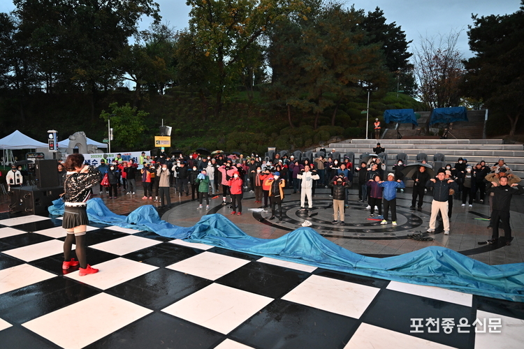 걷기대회를 출발하기 전에 준비운동을 하고 있다. (사진=포천시 제공)