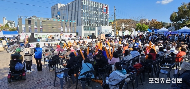 포동청소년축제가 진행되는 동안 참석한 주미들이 박수와 환호를 아끼지 않았다. (사진=문석완 기자)