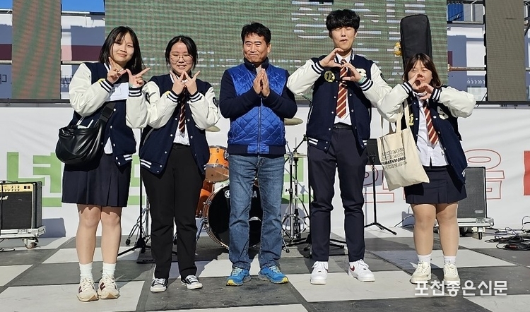 포동청소년축제에서 우승한 포천고팀이 김정회 포천동장과 함꼐 기념촬영하고 있다. (사진=문석완 기자)