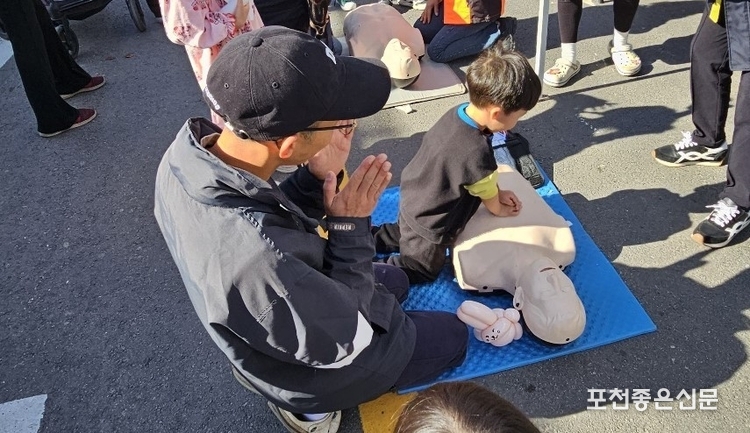 한 어린이가 CPR 체험을 진지하게 하고 있다. (사진=문석완 기자)
