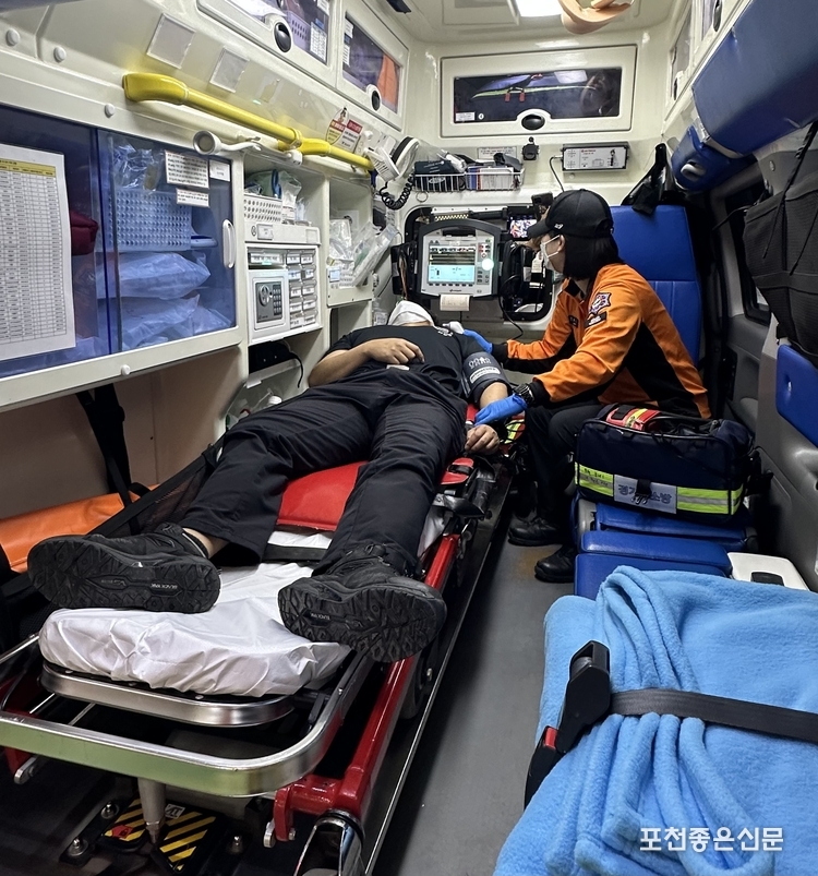 포천소방서 구급차로 환장를 이송하는 장면.