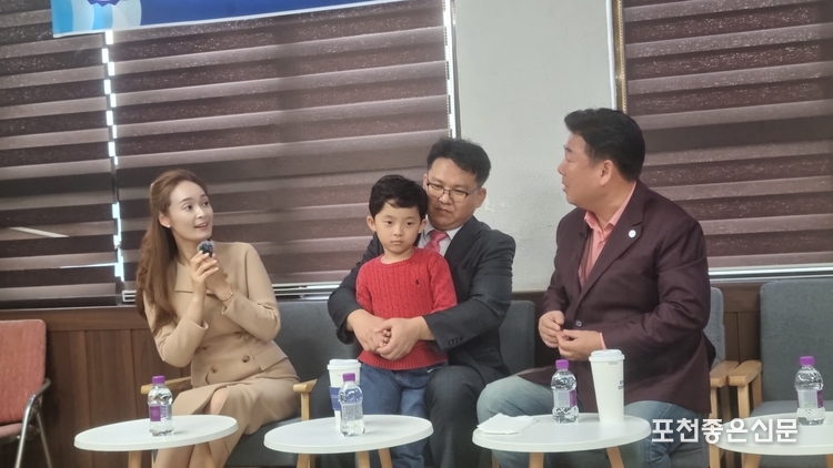 사진 왼쪽부터 김용호 변호사 부인 최자인 씨와 아들 담덕 군이 고성국 TV에 함께 출연해 이야기를 나눴다.
