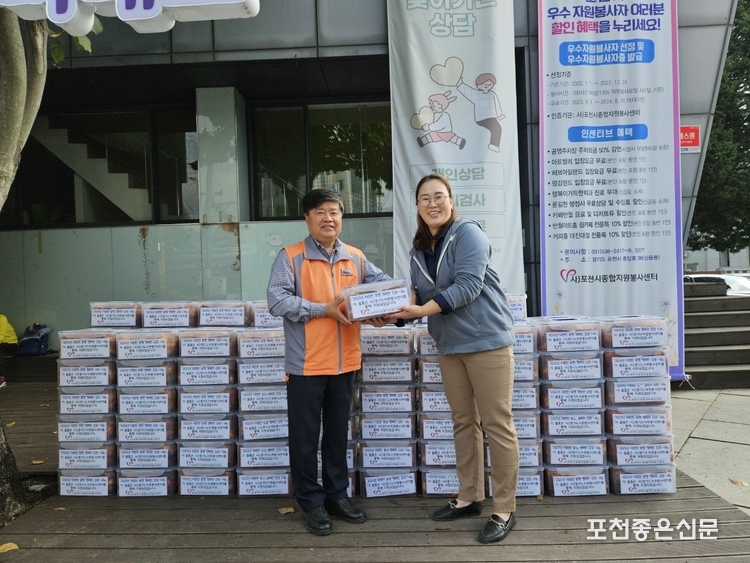 이수진 센터장이 완성된 김치를 수요처에 나누어 주고 있다. (사진=자원봉사센터 제공)