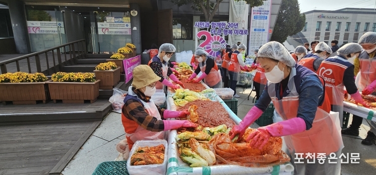 절인 배추가 김치가 되어가고 있다. (사진=문석완 기자)