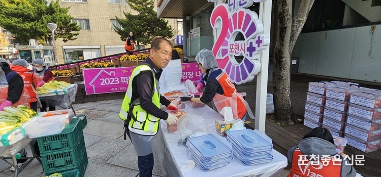 완성된 김치를 포장하여 쌓고 있다. (사진=문석완 기자)