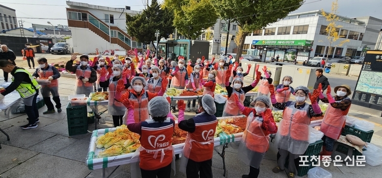 봉사자들이 구호를 외치며 서로를 북돋우고 있다. (사진=문석완 기자)