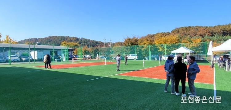 야외에 설치된 족구장 전경.