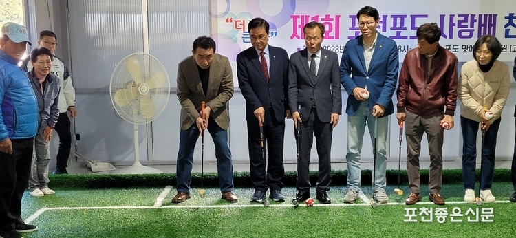 백 시장은 참여 인사들이 쳐다보는 가운데 시범 라운딩에서 성공하는 모습을 보이고 있다. 