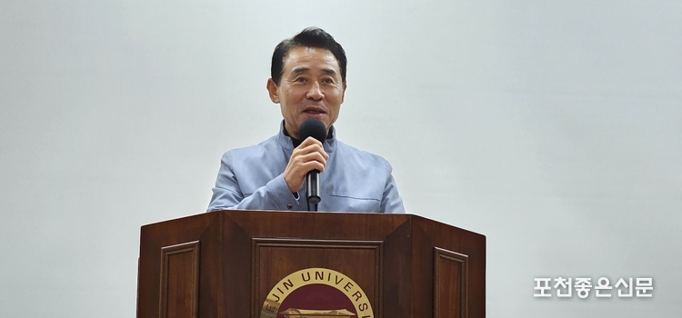 백영현 이사장이 학부모와 학생에게 격려의 말씀을 하고 있다. (사진=문석완 기자)