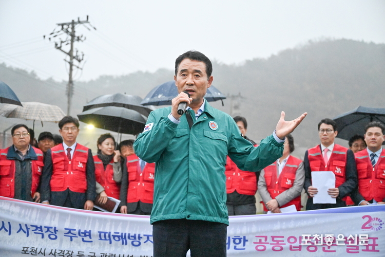 백영현 포천시장이 지난달 26일 미군 로드리게스 사격장 앞에서 시민의 승용차에 총탄이 날아온 사건에 대해 사과를 요구하고 있다. 