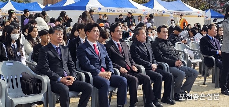 왼쪽부터 김재진 교육장, 윤충식 경기도 의원, 최춘식 국회의원, 서과석 의장, 백영현 시장. (사진=문석완 기자)