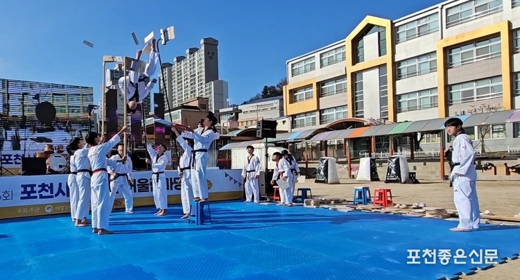 폐회식 후 경희대효태권도 시범단이 멋진 격파 시범을 보이고 있다. (사진=문석완 기자)
