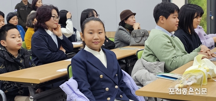 포천사랑백일장 운문 초등부 장원을 차지한 방채현(이곡초5) 양. (사진=문석완 기자)