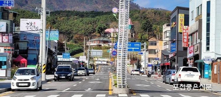 포천동 구절초길 노상주차장에 줄지어 선 차량 모습. 