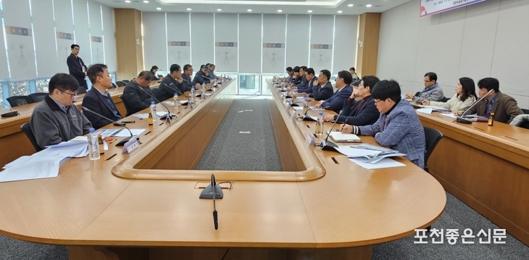 신청사 2층 중회의실(시정회의실)에서 보고회가 열리고 있다. (사진=문석완 기자)