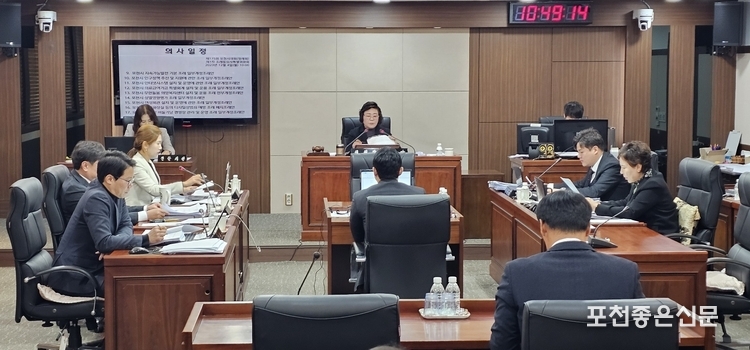 포천시의회 3층 위원회 회의실에서 조례등특별심사위원회(위원장 조진숙, 부위원장 손세화)가 열리고 있다. 
