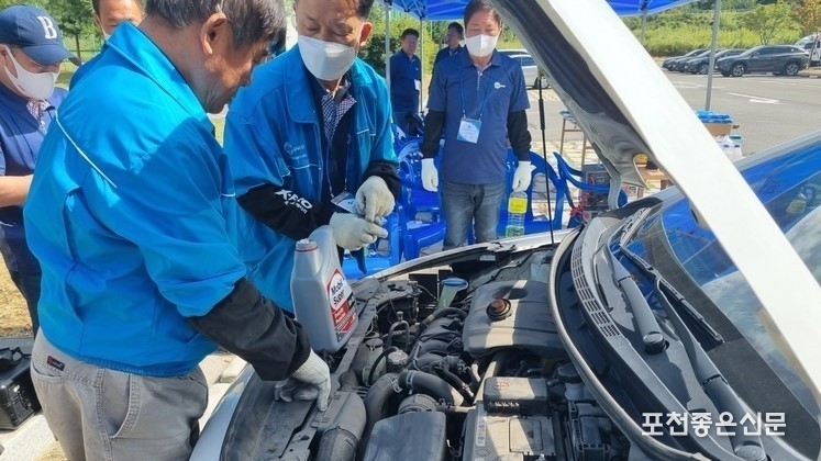비둘기낭 폭포를 찾은 방문객 차량을 점검해 주고 있는 카포스 회원.