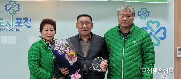노순자 새마을 부녀회장과 송충석 지도지 회장이 기념 촬영하고 있다.