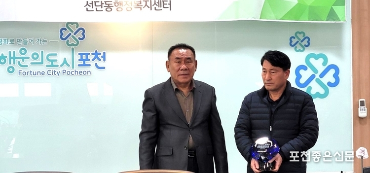 신원식 부회장이 감사패 등을 전달하고 있다.