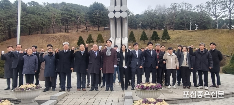 권신일 예비후보자가 후보자 등록 첫날인 12일 오전 충혼탑을 찾아 헌화와 분향하고 있다. 