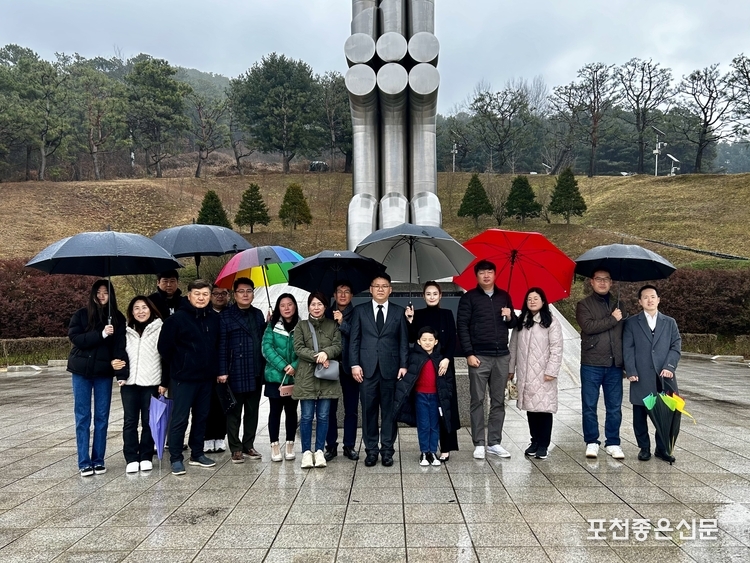 청성산 충혼탑 앞에서 포천과 가평에서 온 지지자들과 함께 기념사진을 찍었다. 