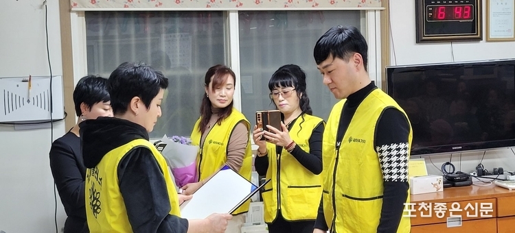 봉사활동에 노고가 큰 회원에게 표창장을 전수하고 있다.