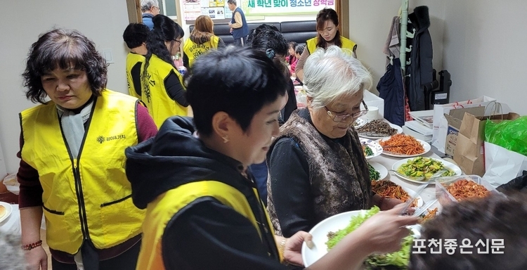 오늘도 감사와 기쁨으로 한 끼의 소중한 음식을 대접하는 봉사 단원들이 열심히 일하고 있다. 