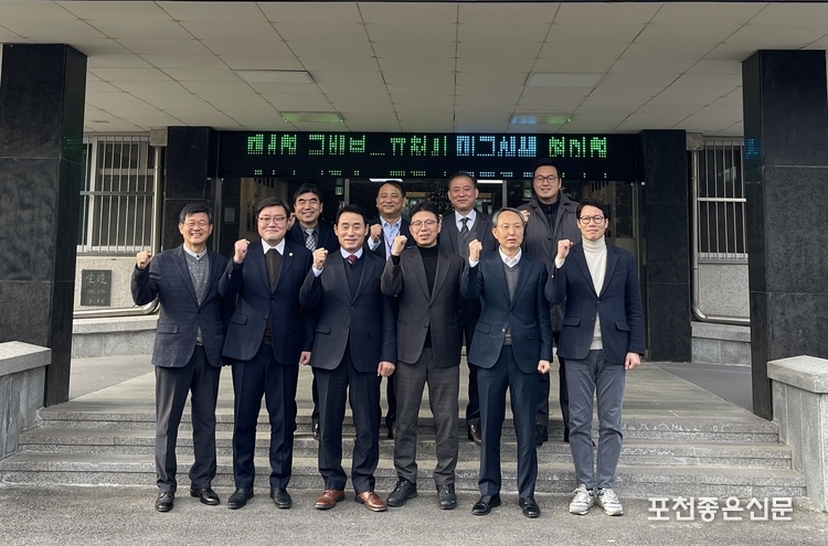 앞줄 왼쪽부터 박헌국 자치행정국장, 연제창 부의장, 백영현시장, 국방부 책임자인 천승현 국방군사시설 기획관, 이현호 부시장, 임종훈 의원이 옛 6군단 사무실 앞에서 기념촬영했다. 