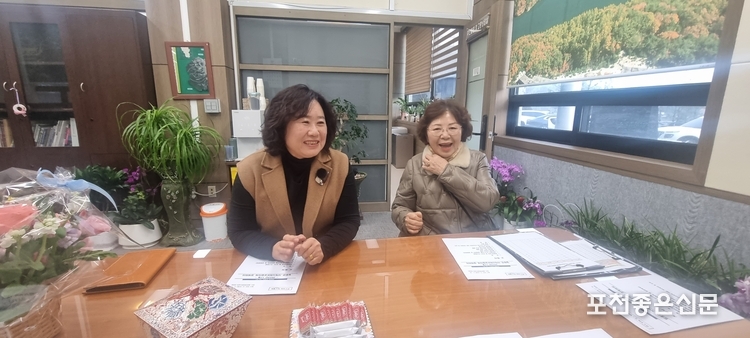 김동은 전 이장님이 전윤숙 주무관의 퇴직을 축하하기 위해 일동면 행정복지센터를 찾았다. 두 사람은 모두 '봉사의 달인'으로 불린다. 