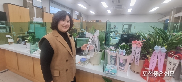 올해 말 정년퇴직하는 전윤숙 주무관이 퇴임을 축하하는 지인들의 꽃 선물 앞에서 포즈를 취했다. 