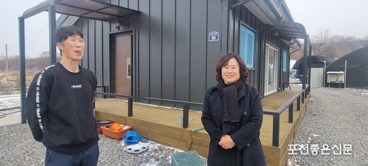 전윤숙 주무관이 2년 전 모두 불가능하다고 했던 일동면 '사랑의 집 짓기 1호' 주택 앞에서 집주인과 반갑게 대화하고 있다. 