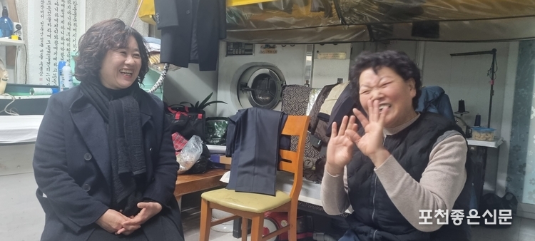 일동 시내에서 세탁소를 운영하는 정정숙(75세) 씨는 전윤숙 주무관을 '우리 집의 천사'로 부른다. 