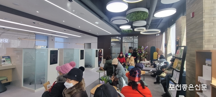 태봉공원 지점은 주위에 푸른 숲을 품은 공원과 따스한 햇살이 드는 공간이 있어 소흘읍 주민들에게는 벌써부터 새로운 명소로 소문났다. 