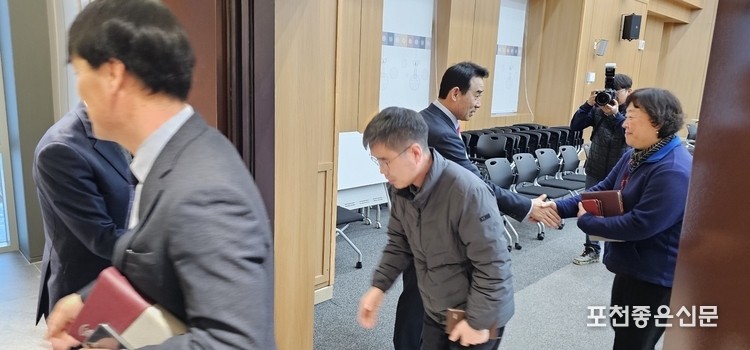 백 시장이 공무원들과 새해 인사를 나누고 있다.