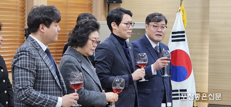 연제창 부의장이 인사를 하고 있다.