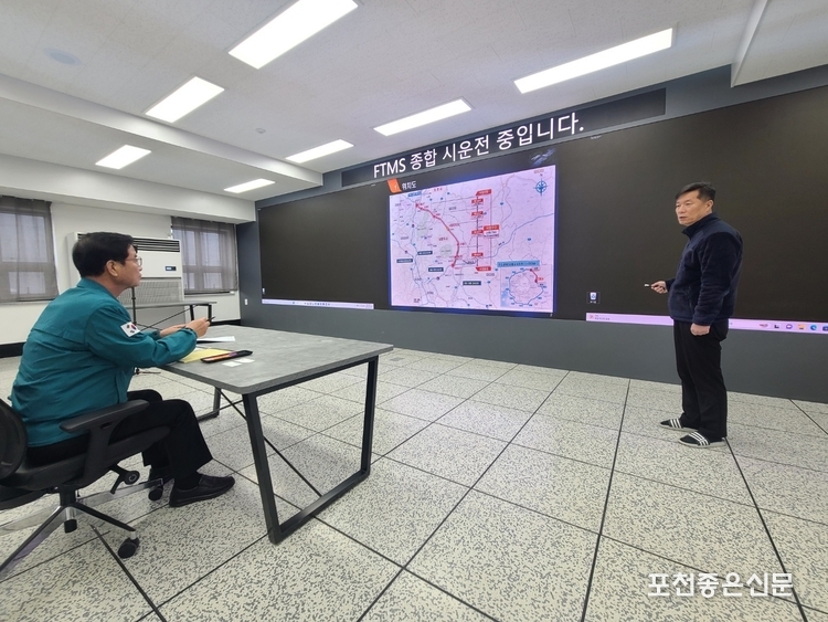 최춘식 의원이 4일 내촌IC 고속도로 건설 현장을 방문해 현장 점검하고 있다.