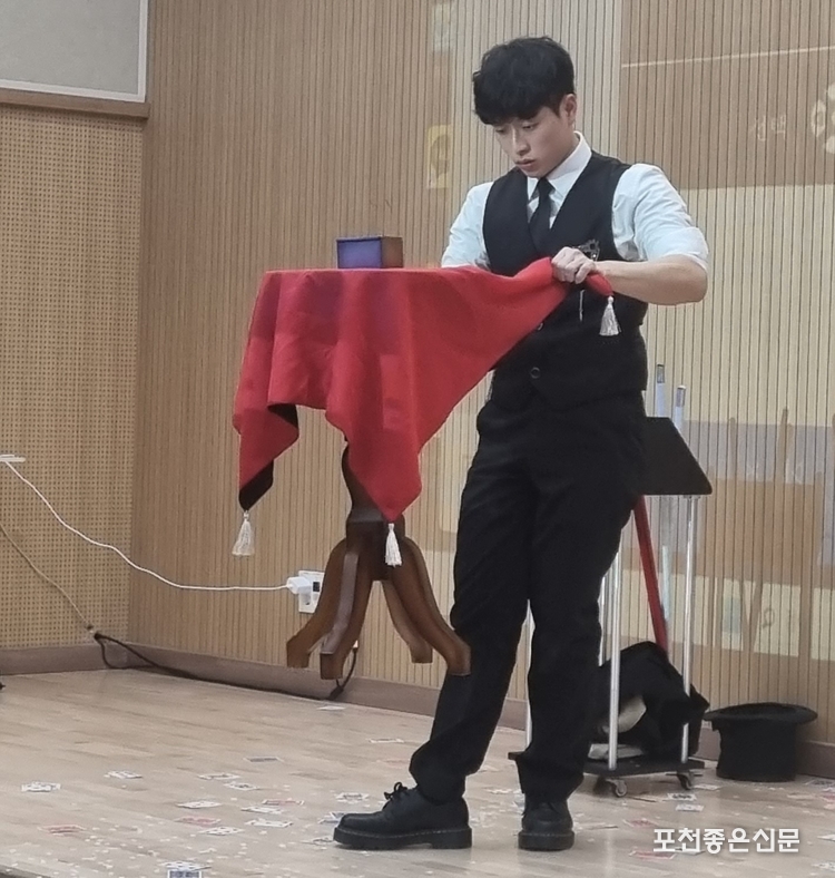 포천 출신 청년 마술사 박정훈 씨의 화려한 마술쇼도 펼쳐졌다. 