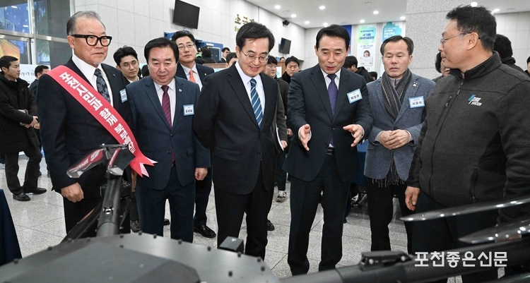 왼쪽부터 한희준 상공회의소 회장, 김성남 도의원, 김동연 지사, 백영현 시장, 서과석 시의회 의장 등 관계자들이 전시된 드론에 대해 백 시장의 설명을 듣고 있다. 