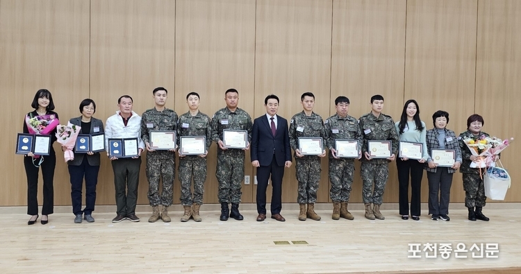 왼쪽부터 윤혜린 회장, 이미연 사무장, 이병훈 이장, 민경의 중령, 허지훈 소령, 서명관 원사, 백 시장, 정호선 원사, 장우현 상사, 강승규 중사, 정윤진 주무관, 이정옥 대표, 라영묵 대장.