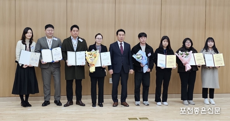 왼쪽부터 윤초롱 주무관, 이상일 주무관, 유훈석 주무관, 윤혜연 주무관, 백 시장, 최범용 주무관, 윤수지 주무관, 예지우 주무관, 박지연 주무관.