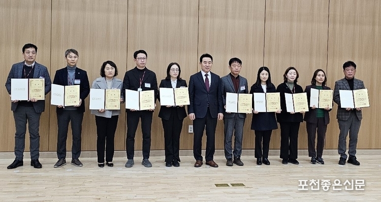 왼쪽부터 감사담당관, 정보통신과, 토지정보과, 미래도시과, 환경관리과, 백 시장, 수도과, 군내면, 신북면, 일동면, 가산면.