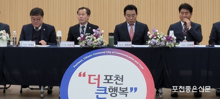 왼쪽부터 연제창 포천시의회 부의장, 서과석 시의회 의장, 백영현 포천시장, 김정회 포천동장이 간담회 개회를 기다리고 있다.