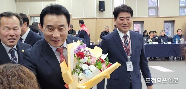 백영현 포천시장과 서과석 포천시의회 의장, 김정회 포천동장이 간담회장에 입장하면서 참석자와 반갑게 인사를 나누고 있다. 