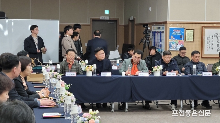 간담회에 참석한 마을 통장들이 진지하게 참석자의 발언을 경청하고 있다. 