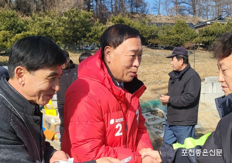 김성기 예비후보가 포천 주민들을 만나 악수를 나누며 지지를 호소하고 있다. 