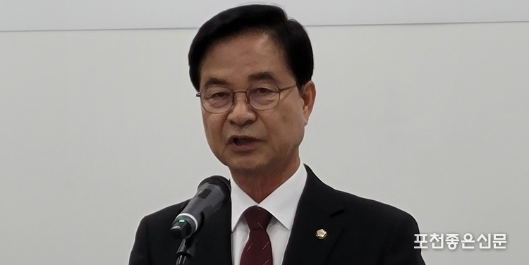 최춘식 국회의원이 포천시청 브리핑룸에서 22대 국회의원 출마 선언을 하고 있다.