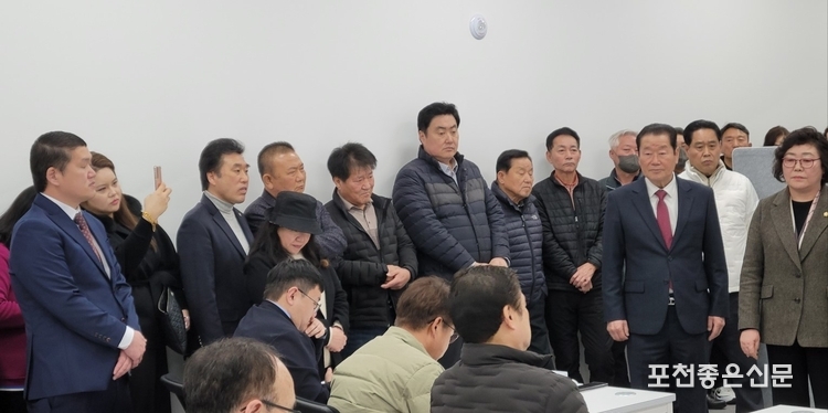 최 의원은 40여 명의 지지자들이 참석한 가운데 출마 선언을 하고 있다.<br>
<br>
최 의원이 국민의힘 포천시의회 의원과 경기도의회 의원이 참석한 가운데 선언문을 발표하고 있다. 
