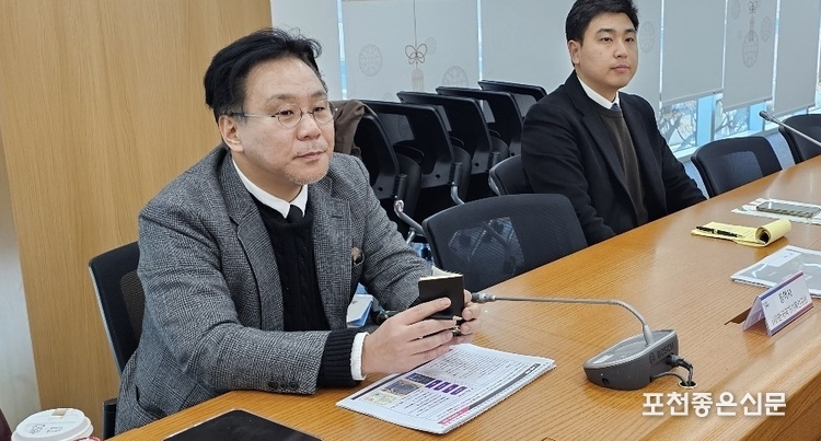 용역사인 한국국가기록연구원의 송치호 원장(왼쪽)과 이후걸 연구원.